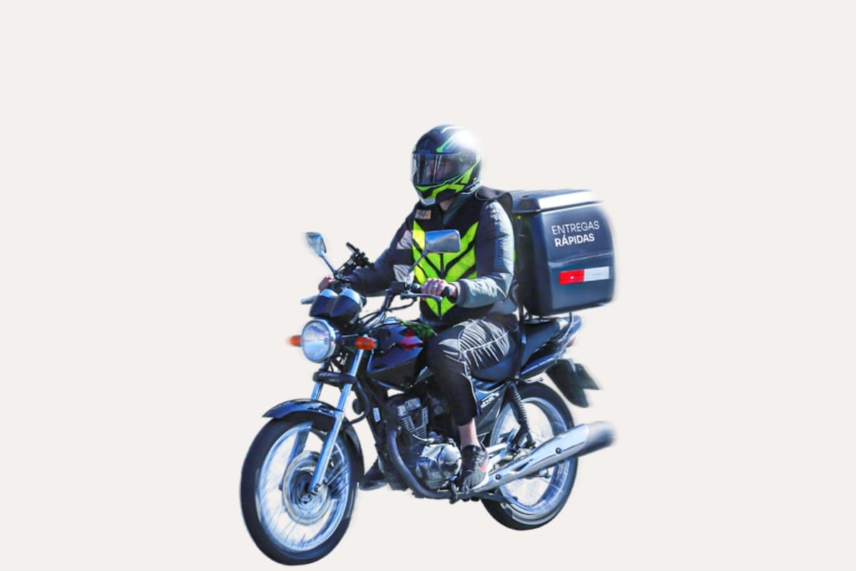 Entregador de moto com baú de entregas, recortado sobre fundo claro.