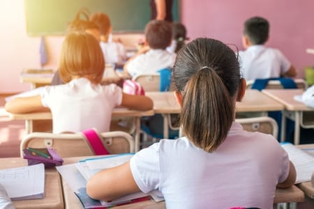 Estudantes em ambiente escolar.