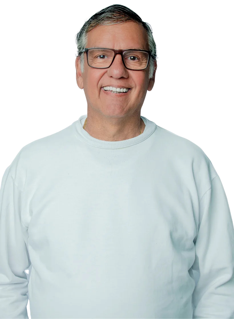 Dr. Marquinho Barreto de óculos e blusa branca, sorrindo.