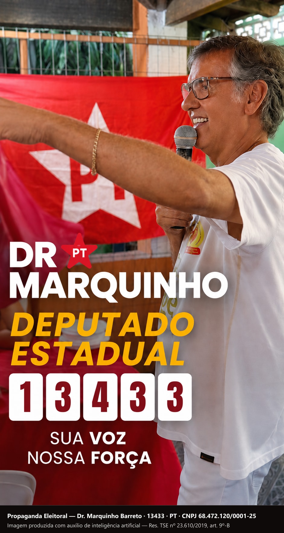 Santinho vertical com Dr. Marquinho Barreto falando ao microfone com o braço estendido, diante de uma bandeira do PT.
